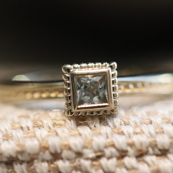 Green Moss Grows | 14K gold and green sapphire ring - Picture 1 of 13